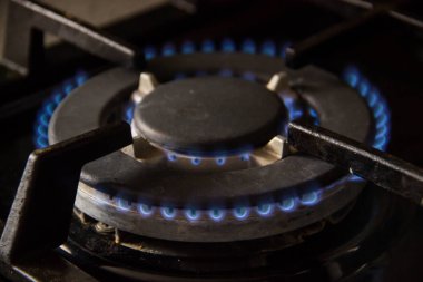 Doğalgaz brülör mutfak siyah ocakta yanan