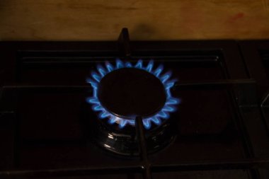 Doğalgaz brülör mutfak siyah ocakta yanan