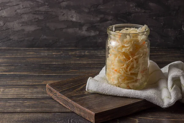 Sauerkraut Frasco Vidrio Con Toalla Sobre Fondo Madera Oscura —  Fotos de Stock