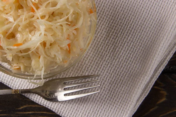 Sauerkraut Con Zanahorias Recipiente Vidrio Sobre Fondo Madera Oscura Con —  Fotos de Stock