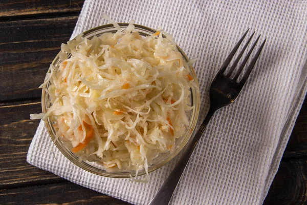 Sauerkraut Con Zanahorias Recipiente Vidrio Sobre Fondo Madera Oscura Con —  Fotos de Stock