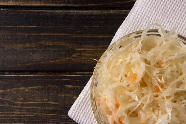 Sauerkraut Con Zanahorias Recipiente Vidrio Sobre Fondo Madera Oscura Con —  Fotos de Stock