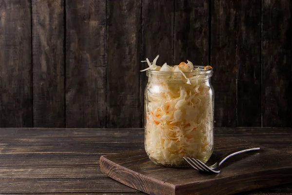 Sauerkraut Frasco Vidrio Con Toalla Sobre Fondo Madera Oscura —  Fotos de Stock