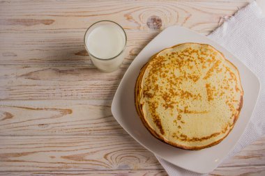 Lezzetli Ajur büyük bir yığın krep yerken hafif bir arka plan üzerine kızarmış