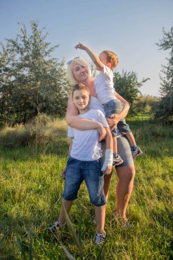 Having oyunculuk ile oğulları doğa üzerinde ilkbahar veya sonbaharda güzel mutlu anne