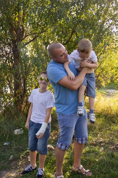 Gelukkig Vader Met Zonen Spelen Hebbend Pret Natuur — Stockfoto