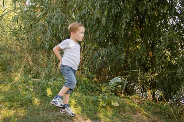 Niño Rubio Jugando Bailando Divirtiéndose Naturaleza Pantalones Cortos Mezclilla Camiseta — Foto de Stock