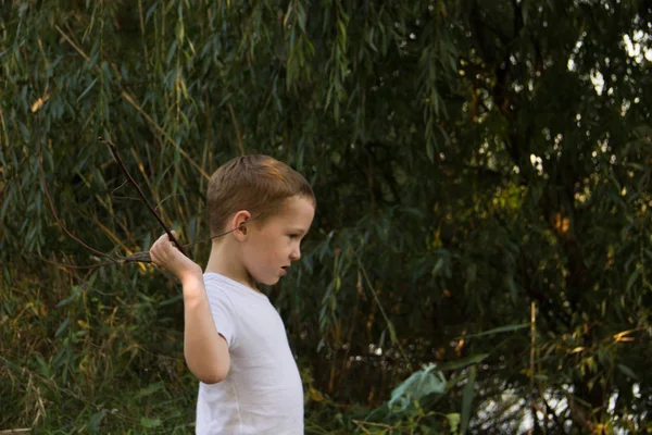 Niño Rubio Jugando Bailando Divirtiéndose Naturaleza Pantalones Cortos Mezclilla Camiseta — Foto de Stock