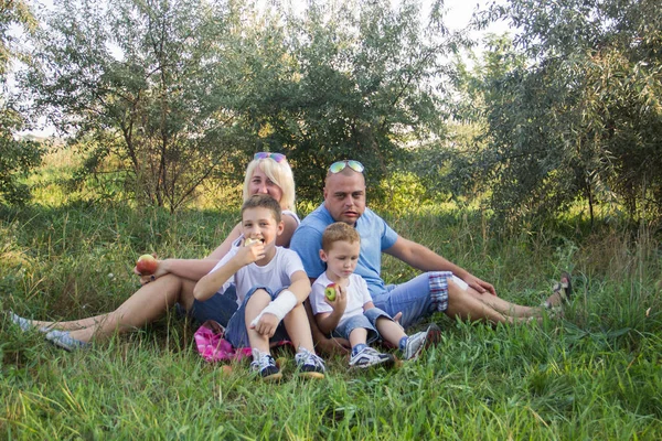 Una Gran Familia Feliz Cuatro Descansando Jugando Naturaleza Camisetas Blancas — Foto de Stock