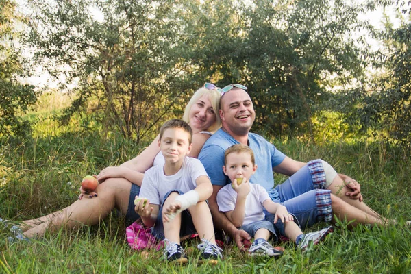 Big Happy Family Four Resting Playing Nature White Shirts Blue — Stock Photo, Image