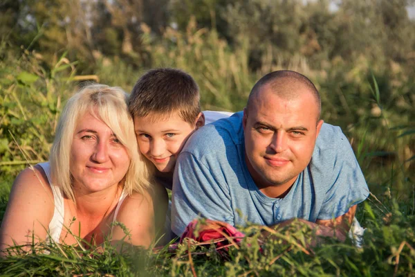 Gelukkige Ouders Met Plezier Spelen Met Het Kind Natuur — Stockfoto