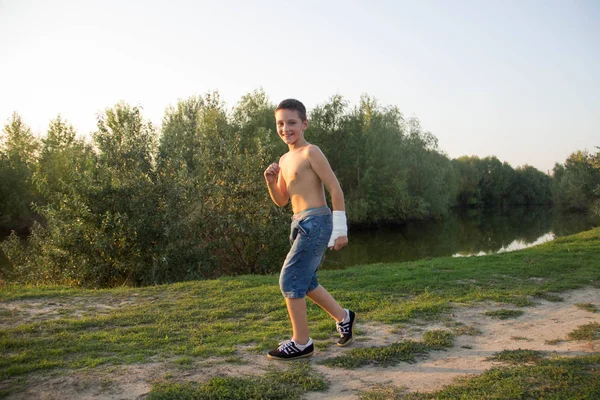 Ξανθό Αγόρι Παίζοντας Χορεύοντας Και Διασκεδάζοντας Στη Φύση Στο Τζιν — Φωτογραφία Αρχείου