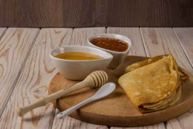 Bal ve reçel ile ahşap bir gemide krep