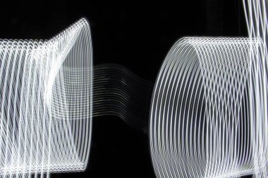 Siyah üzerinde güzel parlak soyut ışık deseni.