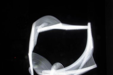 Siyah üzerinde güzel parlak soyut ışık deseni.