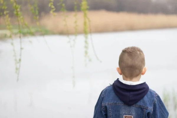 De jongen loopt in het park — Stockfoto