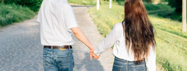 Ευτυχισμένο ζευγάρι στην αγάπη περπατάει και κρατάει τα χέρια — Φωτογραφία Αρχείου