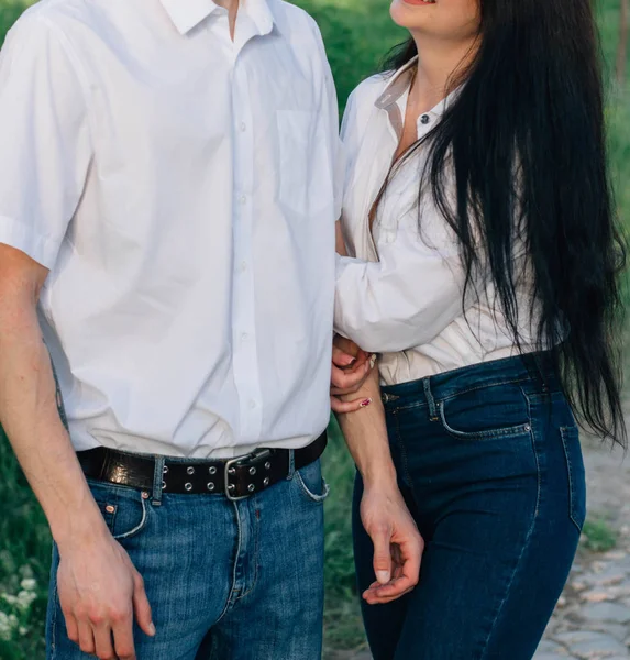 Ευτυχισμένο ζευγάρι στην αγάπη Αγκαλιάζοντας και φιλιά με τζιν και λευκά πουκάμισα — Φωτογραφία Αρχείου
