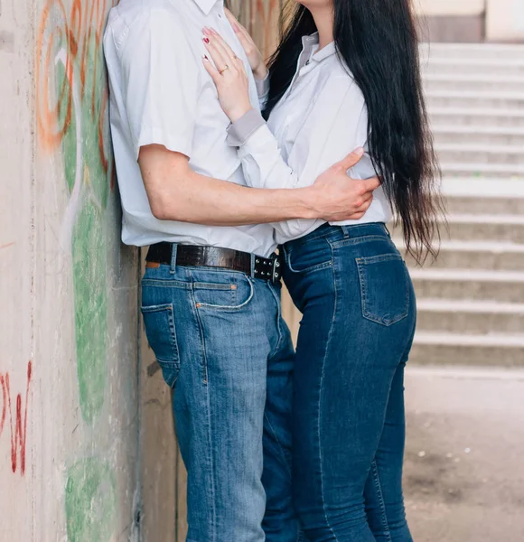 Couple heureux amoureux étreignant et embrassant en jeans et chemises blanches — Photo