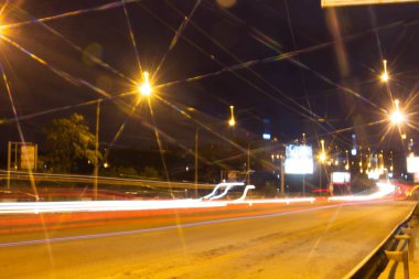 Gece yolu. Dondurulmuş ışık fenerleri. Dondurur