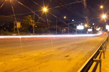 Gece yolu. Dondurulmuş ışık fenerleri. Dondurur