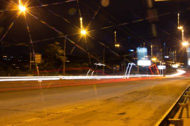 Gece yolu. Dondurulmuş ışık fenerleri. Dondurur