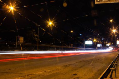 Gece yolu. Dondurulmuş ışık fenerleri. Dondurur