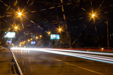 Gece yolu. Dondurulmuş ışık fenerleri. Dondurur