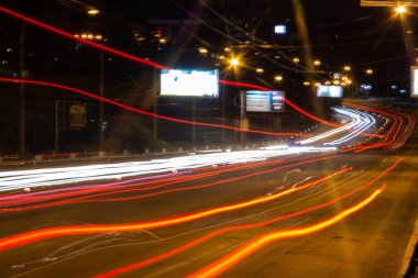 Gece yolu. Dondurulmuş ışık fenerleri. Dondurur