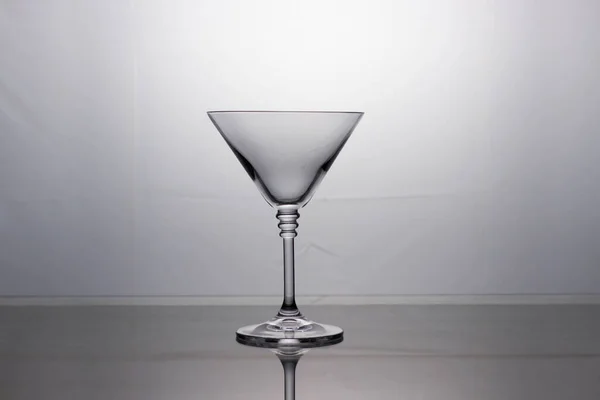 Verre à cocktail transparent vide sur fond clair — Photo