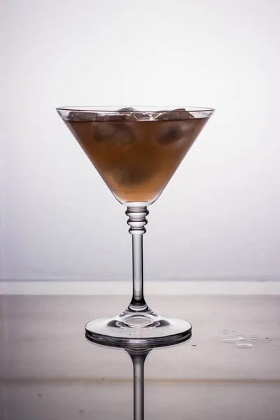 Verre à cocktail avec boisson sur un fond clair — Photo