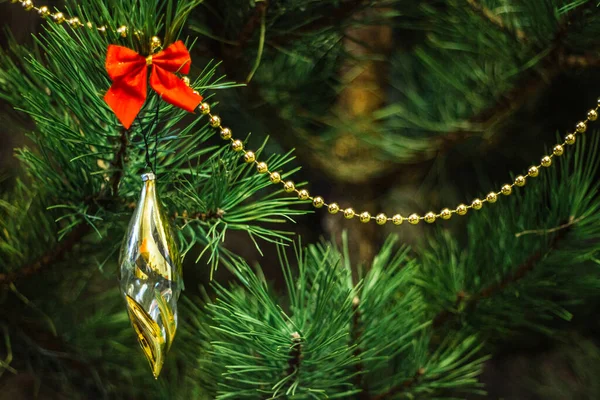 Desfocado Fundo Natal Verde Com Longo Brinquedo Natal Ramo Árvore Fotos De Bancos De Imagens