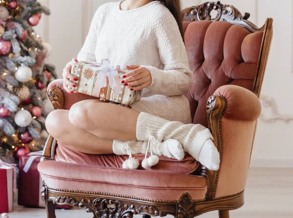 Menina Uma Camisola Macia Fundo Uma Árvore Natal Segurando Presente — Fotografia de Stock