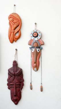 Balçıktan yapılmış İnsan Yüzü el işi. Doğal terracotta rengi, izole edilmiş ve beyaz arkaplan. Grafik Kaynağı.