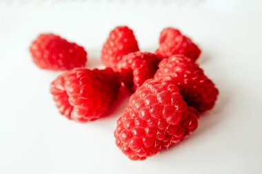 Ahududu beyaz zemin üzerine kırmızı çilek.