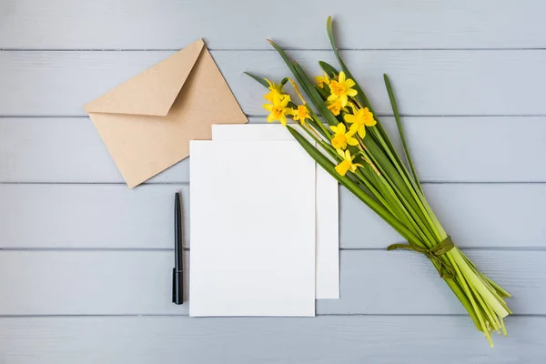 Buquê Carta Envelope Narcisos Sobre Fundo Cinza Madeira Cartões Convite — Fotografia de Stock