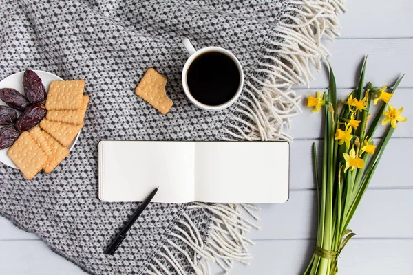 Xícara Café Caderno Esboços Biscoitos Biscoitos Frutas Data Flores Narciso Fotos De Bancos De Imagens