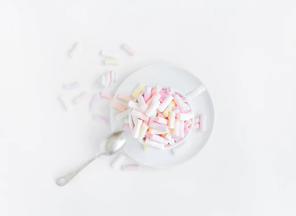 Marshmallows Leves Coloridos Uma Xícara Branca Com Uma Colher Fundo Fotos De Bancos De Imagens