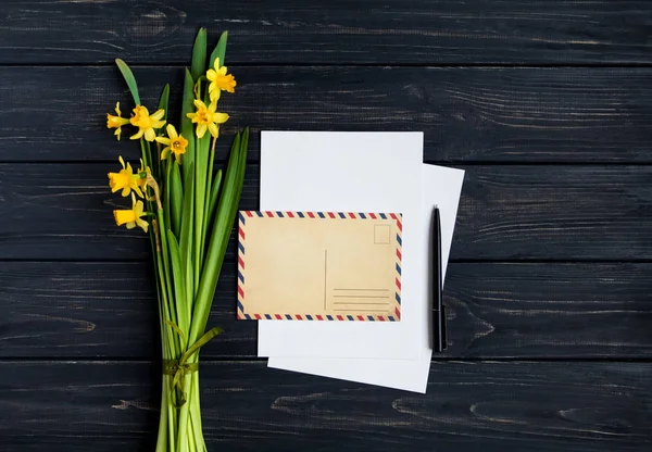 ヴィンテージ背景とダークウッドの手紙 カード 水仙の花束 結婚式の招待カードや愛の手紙 ロマンチックな休日の概念 上面図 フラット レイアウト オーバーヘッドの表示 — ストック写真