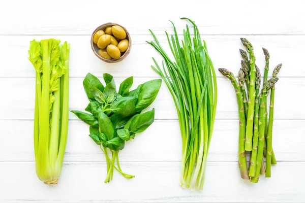 Πράσινα Φρέσκα Μυρωδικά Και Λαχανικά Άσπρο Φόντο Ξύλινη Επίπεδη Lay — Φωτογραφία Αρχείου