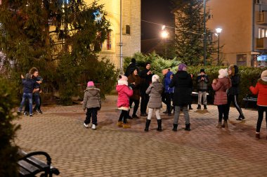 Çocuklar parktaki Noel ağacının yanında eğleniyor. Yeni yıl ve Noel konsepti. 