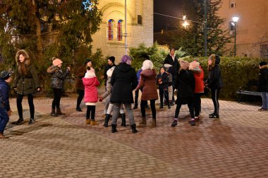 Çocuklar parktaki Noel ağacının yanında eğleniyor. Yeni yıl ve Noel konsepti. 