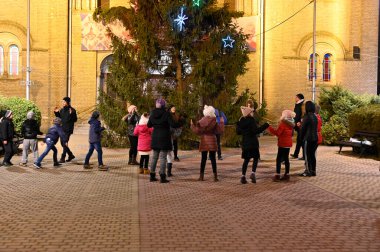 Çocuklar parktaki Noel ağacının yanında eğleniyor. Yeni yıl ve Noel konsepti. 