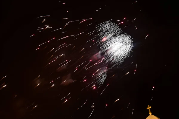 明亮美丽的烟火在漆黑的夜空背景下 — 图库照片