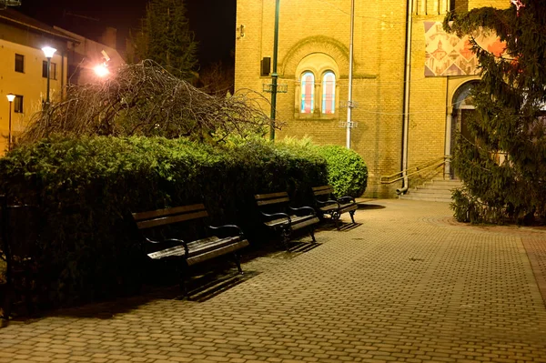 Vista Bancos Madeira Jardim Perto Igreja Fundo Escuro Céu Noturno — Fotografia de Stock