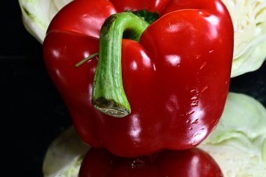 Açık arkaplanda taze dolma biber, yakın görüş.