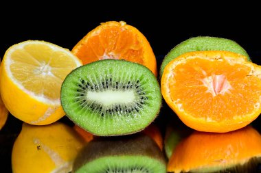 Siyah arkaplanda meyvelerin görünümünü kapat