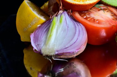 Siyah arkaplanda meyve ve sebze manzarasını kapat