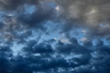 Mavi yaz gökyüzünde gri kabarık bulutlar 