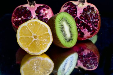 Siyah arkaplanda meyvelerin görünümünü kapat